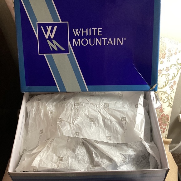 NWT - Ladies White Mountain Buddy Brown Zippered Ankle Boots - Sz 7M - Picture 8 of 11